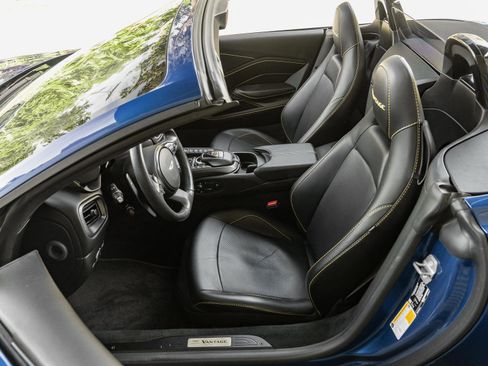 Used 2021 Aston Martin V8 Vantage Roadster image 32