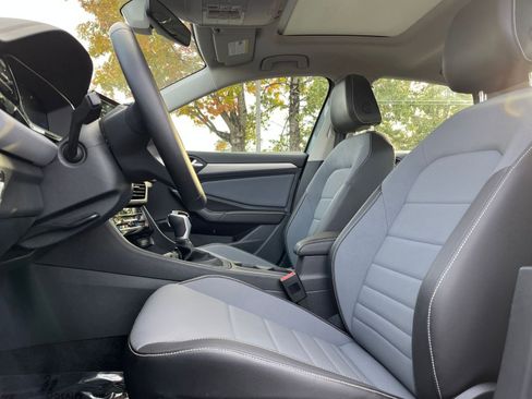 Used 2025 Volkswagen Jetta SE image 27