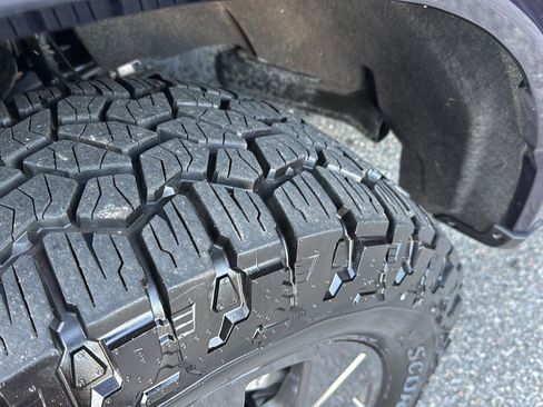 Used 2023 Ford F150 Lightning Lariat image 32