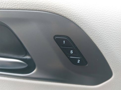 Used 2022 Chrysler Pacifica Touring-L image 37