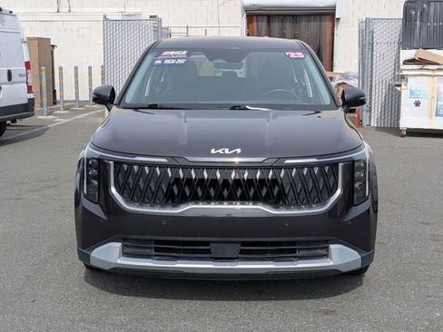 Used 2025 Kia Carnival image 2
