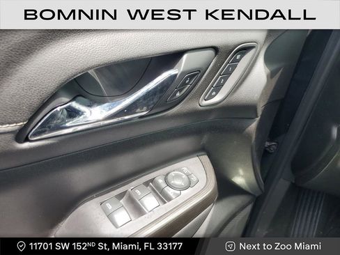 Used 2022 GMC Acadia SLT w/ Preferred Package image 16