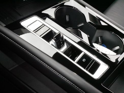 Used 2025 Volkswagen Atlas SEL Premium R-Line image 25