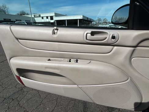 Used 2005 Chrysler Sebring Touring w/ Electronics Convenience Group FWD image 14