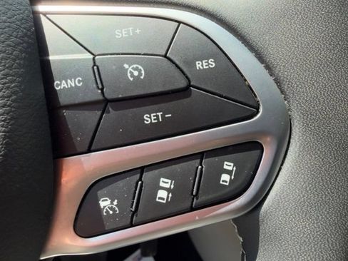 Used 2024 Chrysler Pacifica Touring-L FWD image 25