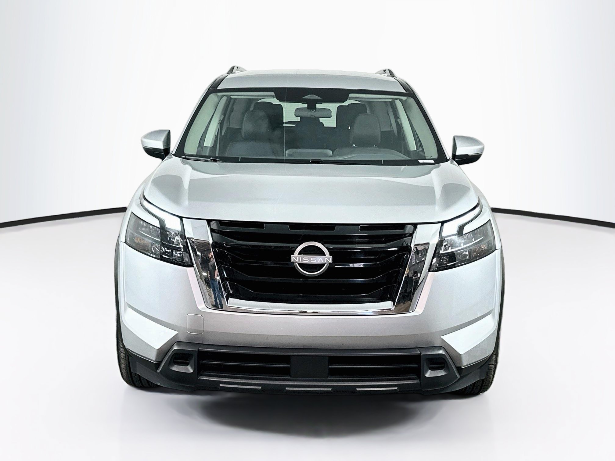 Used 2025 Nissan Pathfinder SV FWD image 2