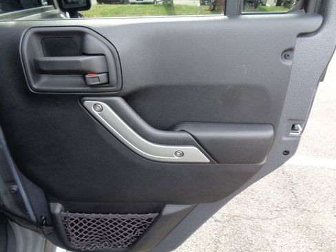 Certified 2017 Jeep Wrangler Unlimited Rubicon w/ Connectivity Group image 8