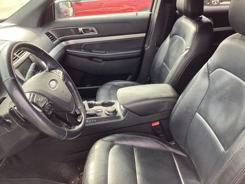 Used 2017 Ford Explorer XLT w/ Equipment Group 202A AWD/4WD image 26