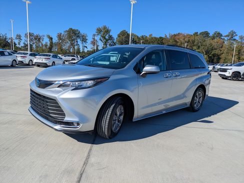 Certified 2023 Toyota Sienna XLE image 3