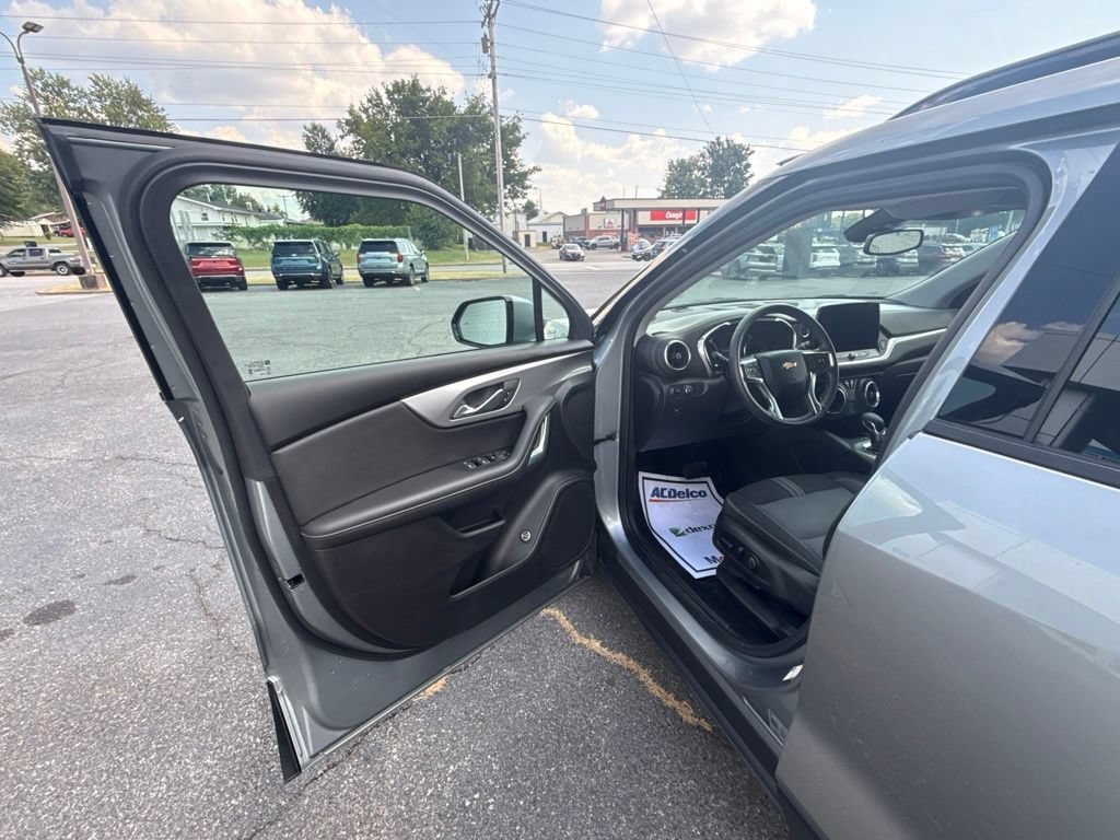 Used 2024 Chevrolet Blazer LT w/ Convenience Package FWD image 17