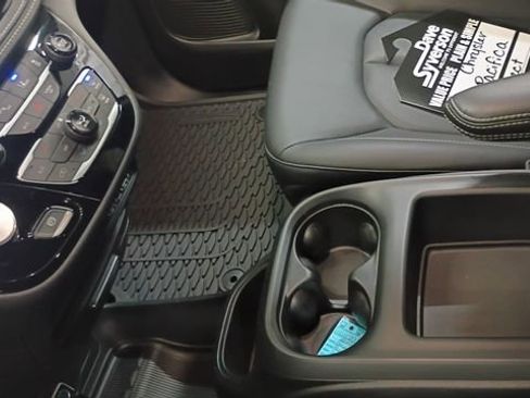 Used 2025 Chrysler Pacifica Select image 17