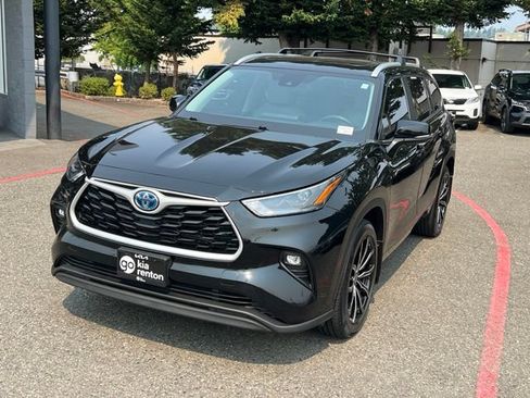 Used 2023 Toyota Highlander XLE AWD/4WD image 3