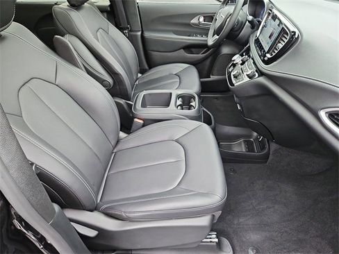Used 2026 Chrysler Pacifica Select image 17