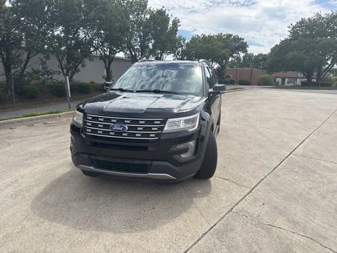 Used 2017 Ford Explorer XLT w/ Equipment Group 202A AWD/4WD image 4
