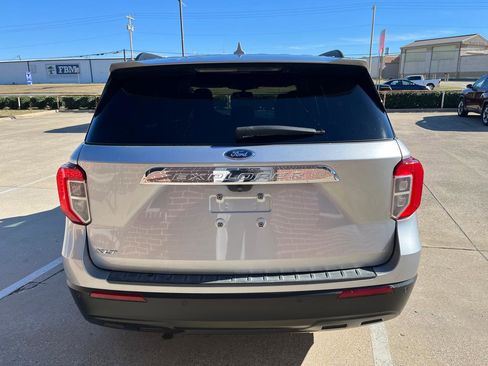 Used 2020 Ford Explorer XLT image 5