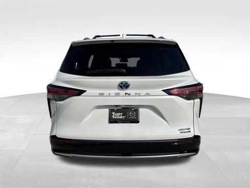 Used 2023 Toyota Sienna Limited FWD image 6