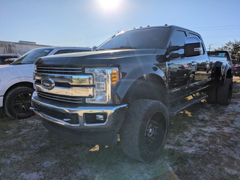 Used 2017 Ford F350 Lariat w/ Chrome Package image 4