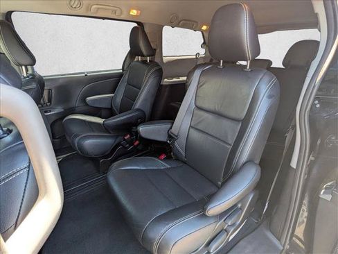 Used 2018 Toyota Sienna SE w/ Carpet Mat Package FWD image 17