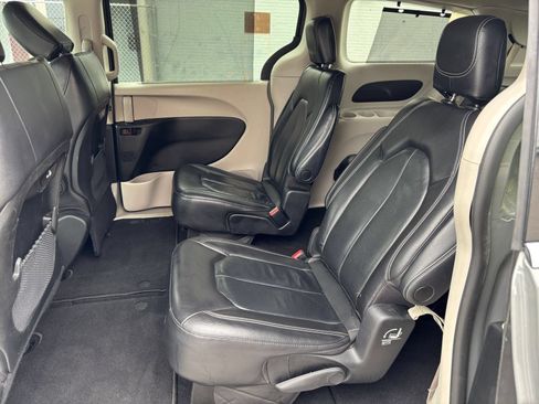 Used 2022 Chrysler Pacifica Touring-L FWD image 28