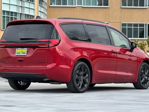 New 2026 Chrysler Pacifica Limited w/ S Appearance Package image 4