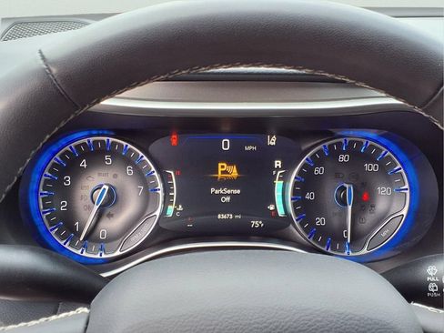 Used 2023 Chrysler Pacifica Touring-L FWD image 17