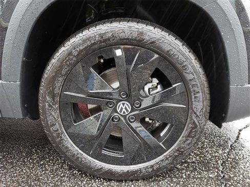 New 2026 Volkswagen Taos SE image 12