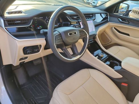 Used 2023 Jeep Grand Cherokee 4WD 4xe w/ Luxury Tech Group II image 17