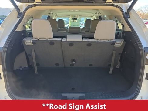 Used 2023 Toyota Highlander LE image 14