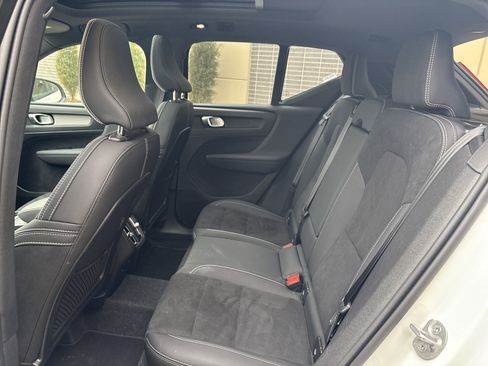 Used 2025 Volvo XC40 B5 Plus image 31