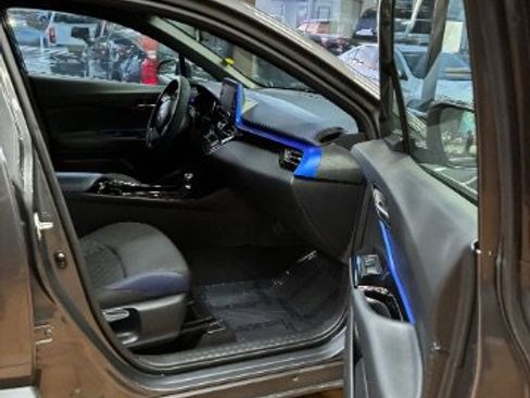 Used 2021 Toyota C-HR XLE image 30