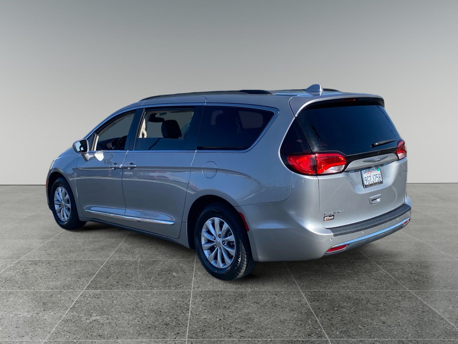 Used 2017 Chrysler Pacifica Touring-L FWD image 3