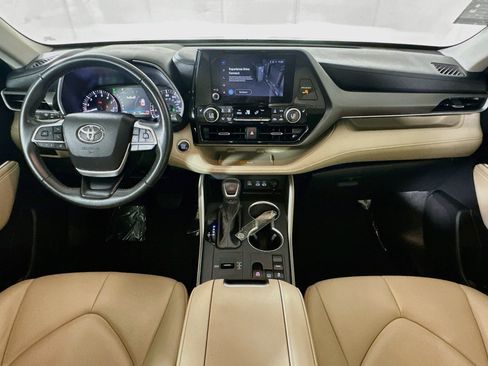 Used 2024 Toyota Highlander XLE FWD image 27