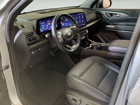 Used 2025 Chevrolet Traverse LT FWD image 18