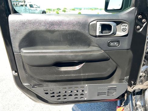 Used 2019 Jeep Wrangler Unlimited Sahara w/ Uconnect 4C Nav & Sound Group AWD/4WD image 11