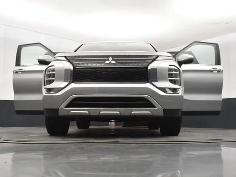 Used 2024 Mitsubishi Outlander FWD image 11