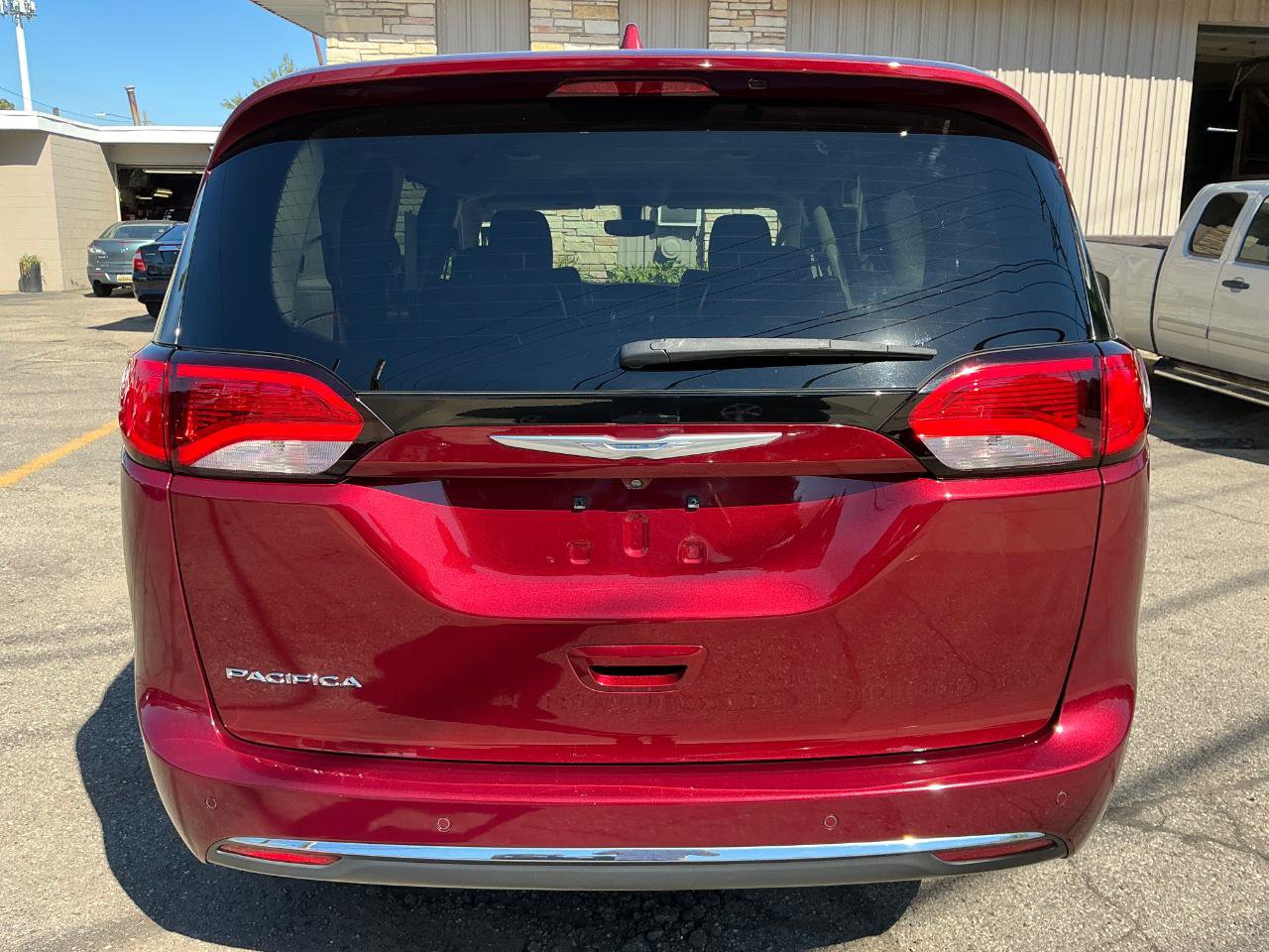 Used 2018 Chrysler Pacifica Touring-L w/ Tire & Wheel Group FWD image 4