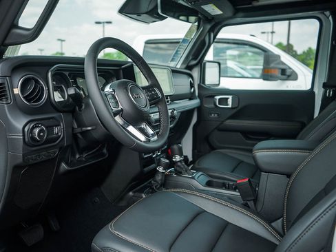 New 2026 Jeep Wrangler Unlimited Sahara AWD/4WD image 17