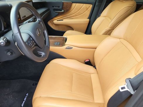 Used 2023 Lexus LS 500 w/ Accessory Package (Z2) image 12