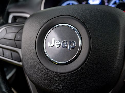 Used 2019 Jeep Cherokee Latitude w/ Cold Weather Group FWD image 20
