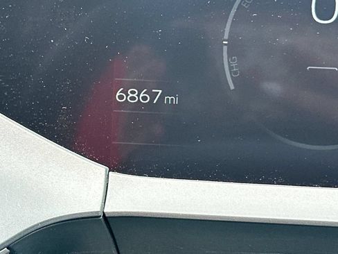 Used 2024 Toyota Prius XLE FWD image 4