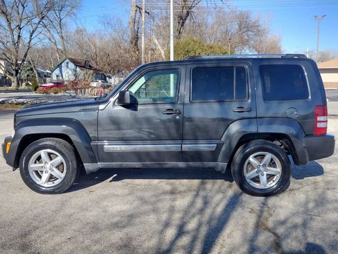 Used 2011 Jeep Liberty Limited w/ Tire & Wheel Group AWD/4WD image 5