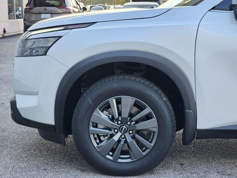 New 2025 Nissan Pathfinder SV image 5