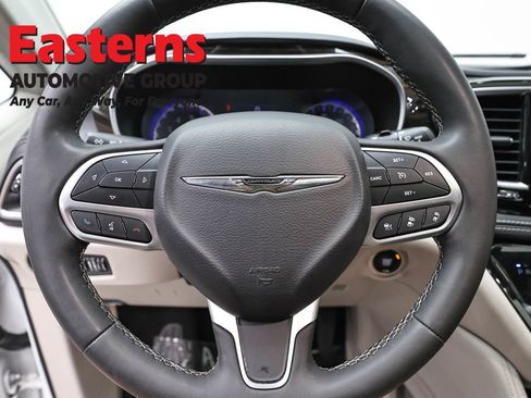 Used 2023 Chrysler Pacifica Limited FWD image 10