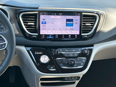 Used 2024 Chrysler Pacifica Touring-L FWD image 18