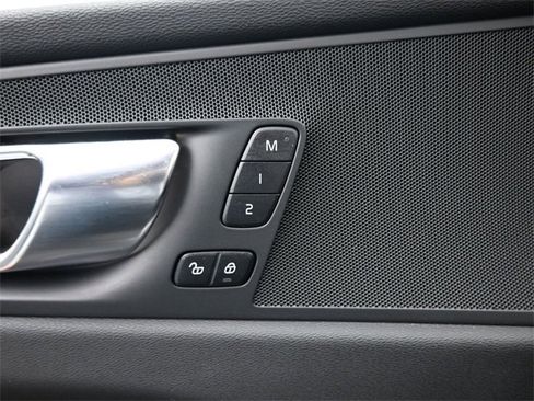 Used 2025 Volvo XC60 B5 Plus image 27