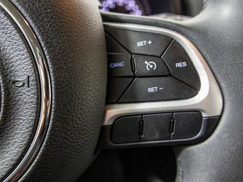 Used 2019 Jeep Renegade Latitude FWD image 29