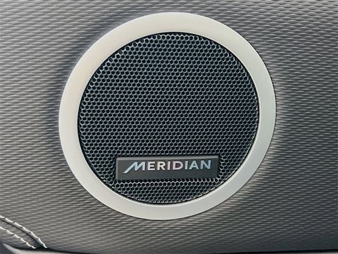 Used 2025 Land Rover Discovery Dynamic SE image 19