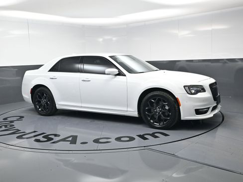 Used 2023 Chrysler 300 Touring L w/ Comfort Group image 2