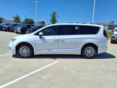 Used 2023 Chrysler Pacifica Touring-L FWD image 8