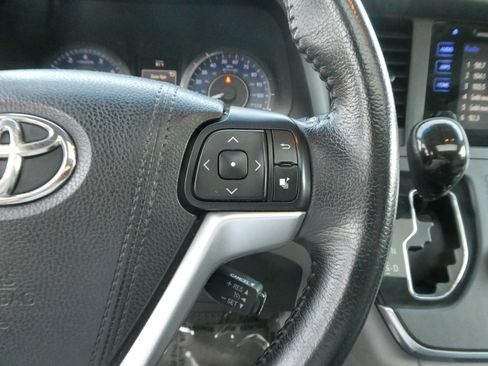 Used 2015 Toyota Sienna XLE FWD image 21